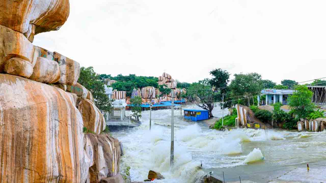 Edupayala Temple | జలదిగ్బంధంలోనే ఏడుపాయల వనదుర్గా భవాని..