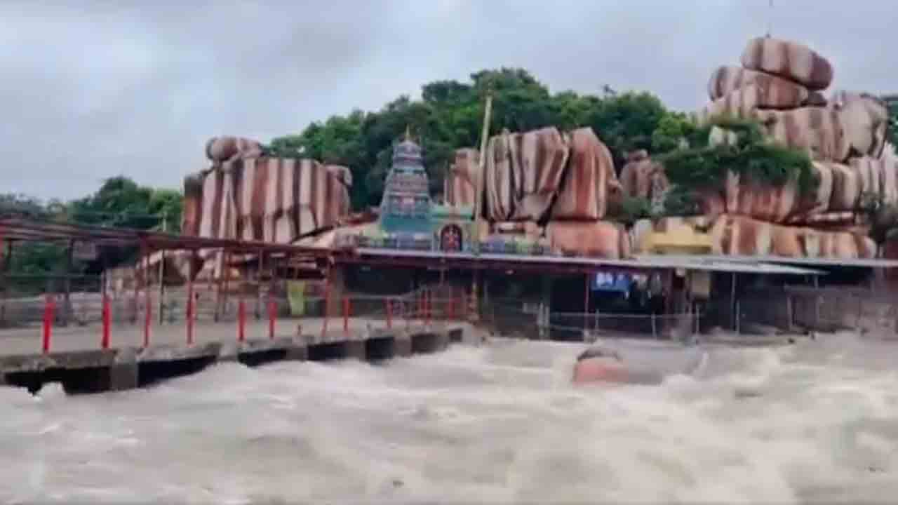 Medak | జలదిగ్బంధంలో ఏడుపాయల వనదుర్గా భవాని ఆలయం