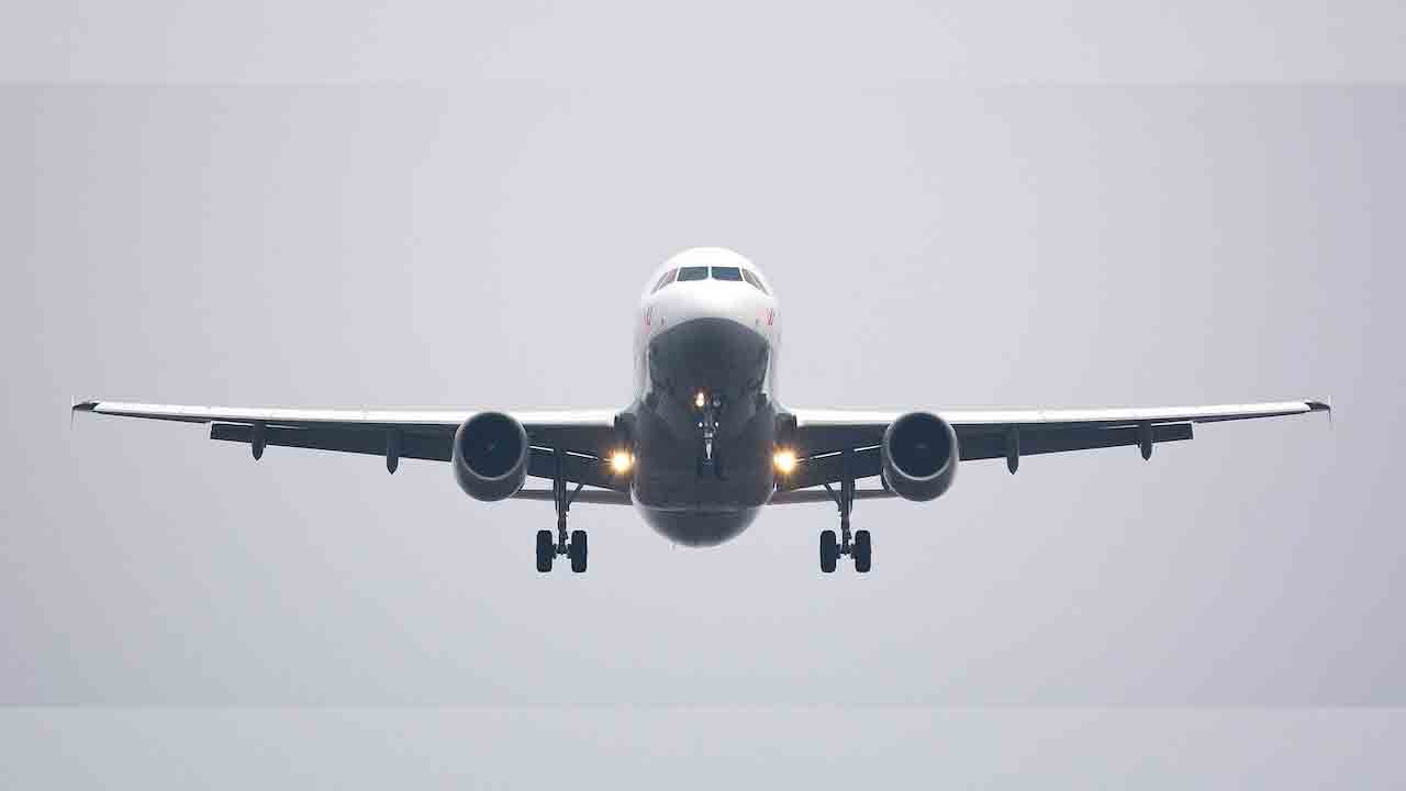 Emergency Landing | హైదరాబాద్‌ నుంచి తిరుపతి వెళ్తున్న విమానంలో సాంకేతిక లోపం.. శంషాబాద్‌లో ఎమర్జెన్సీ ల్యాండింగ్‌