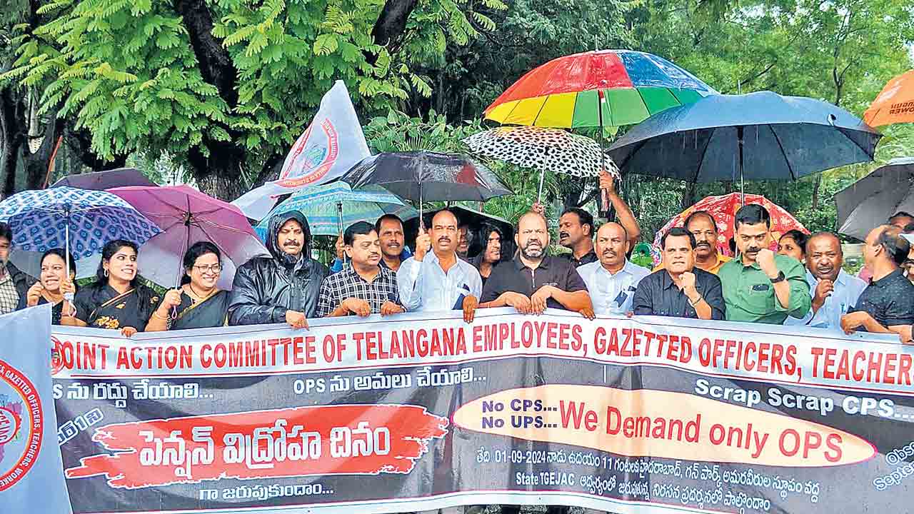 Employees JAC | సీపీఎస్‌, యూపీఎస్‌ విధానం మాకొద్దు.. వర్షాన్ని లెక్క చేయకుండా టీజీ ఉద్యోగుల జాక్‌ నిరసన