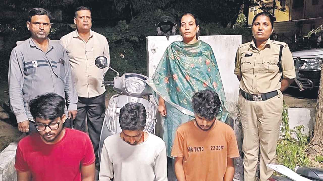 డ్రగ్స్‌ అమ్ముతూ.. పట్టుపడిన ముగ్గురు ఇంజినీరింగ్‌ విద్యార్థులు