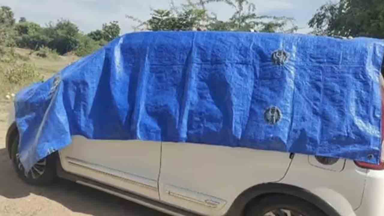 Family dead inside car | పార్క్‌ చేసిన కారులో.. శవమై కనిపించిన ఐదుగురు కుటుంబ సభ్యులు