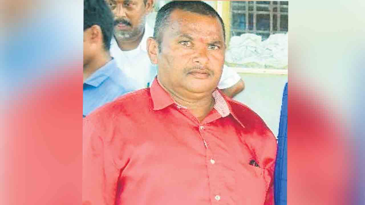 యూరియా కోసం వచ్చి దుర్మరణం