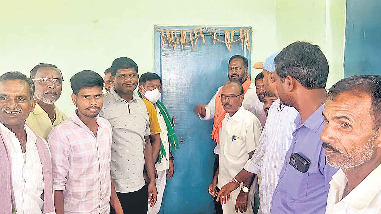 రుణమాఫీ చేయలేదని నిర్బంధం