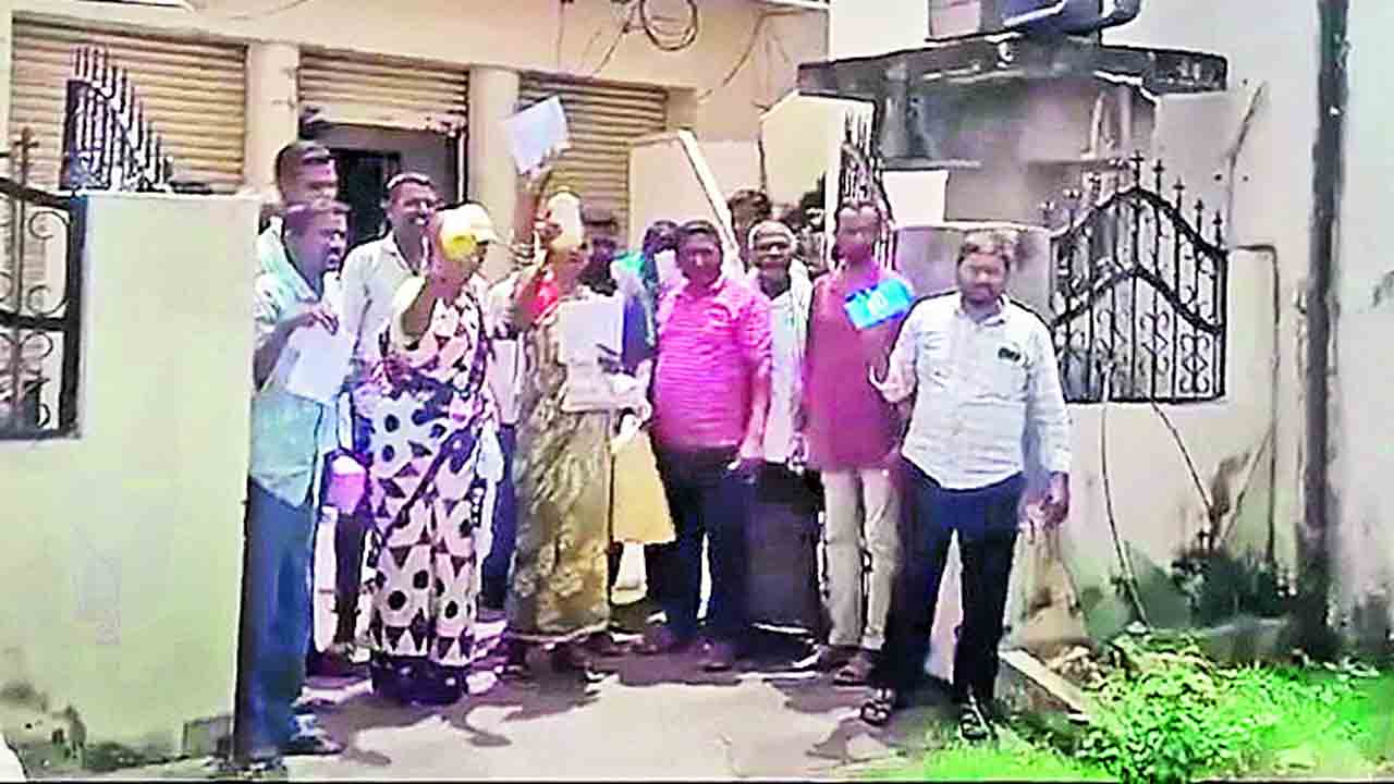 రుణమాఫీ కోసం రైతుల ఆందోళన