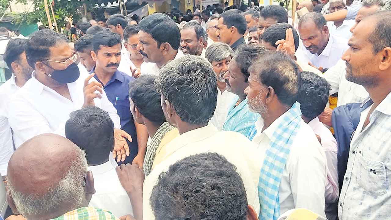 రుణమాఫీపై ఎమ్మెల్యే నిలదీత