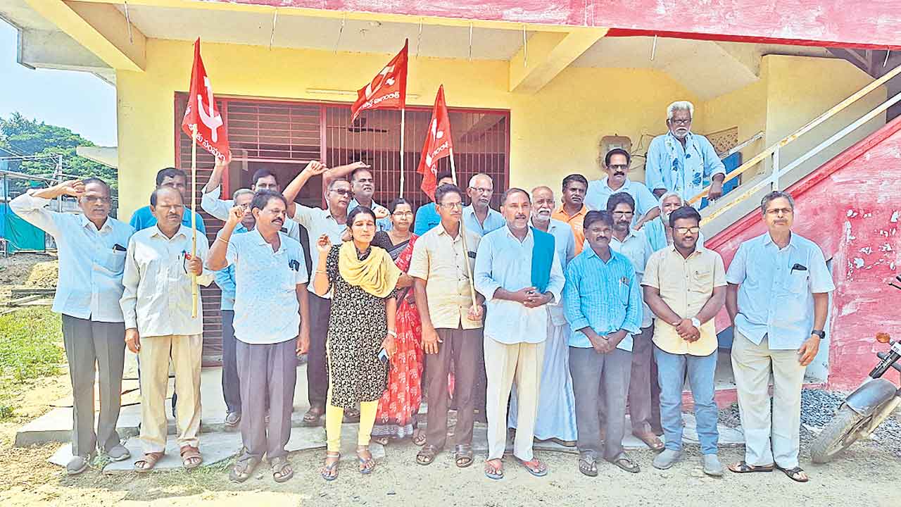 లక్షల ఎకరాల్లోని పంటలను కాపాడాలి