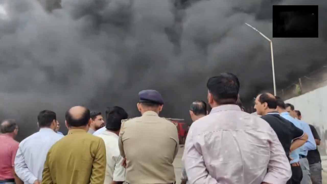 Fire accident | ఎలక్ట్రానిక్స్‌ కంపెనీలో భారీ అగ్ని ప్రమాదం.. Video