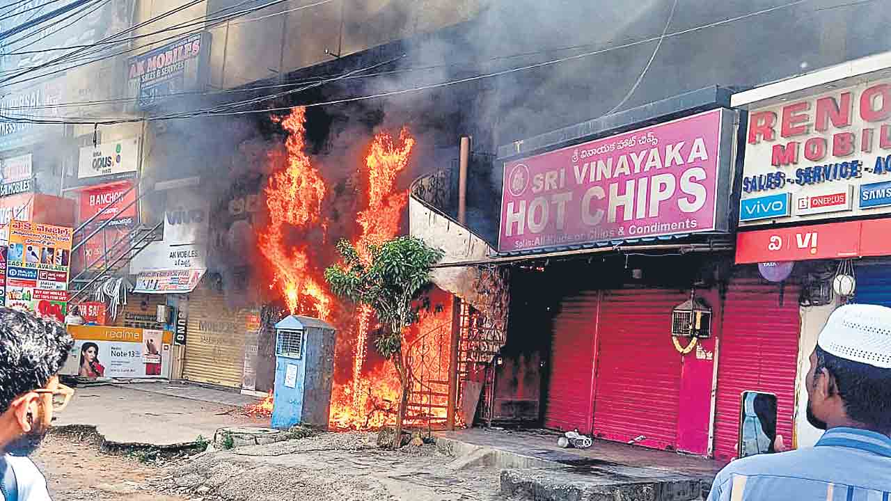 చార్జింగ్‌ పెట్టగా.. పేలిన ఎలక్ట్రిక్‌ బైక్‌