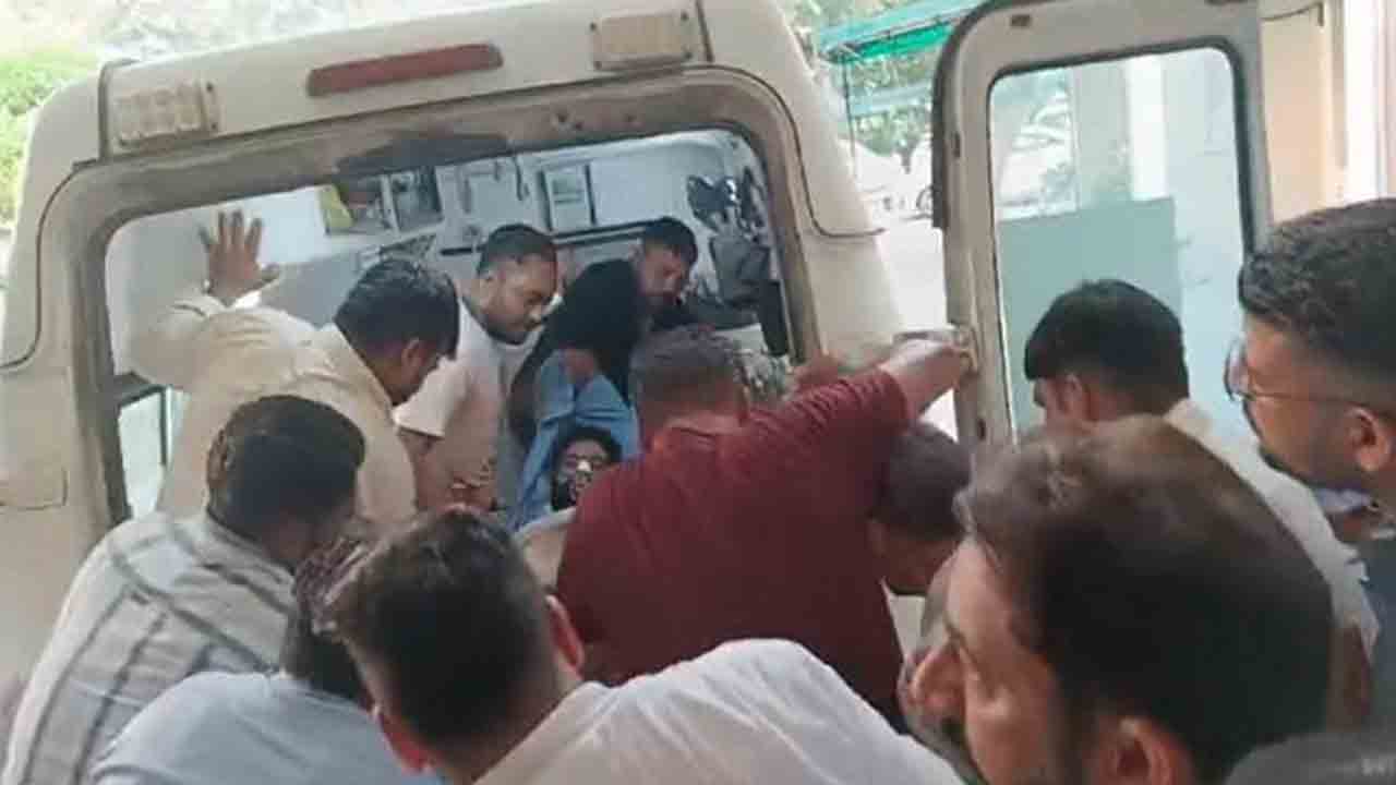 Firing at Congress candidate’s convoy | కాంగ్రెస్‌ ఎమ్మెల్యే కాన్వాయ్‌పై కాల్పులు.. అనుచరుడికి   బుల్లెట్‌ గాయాలు