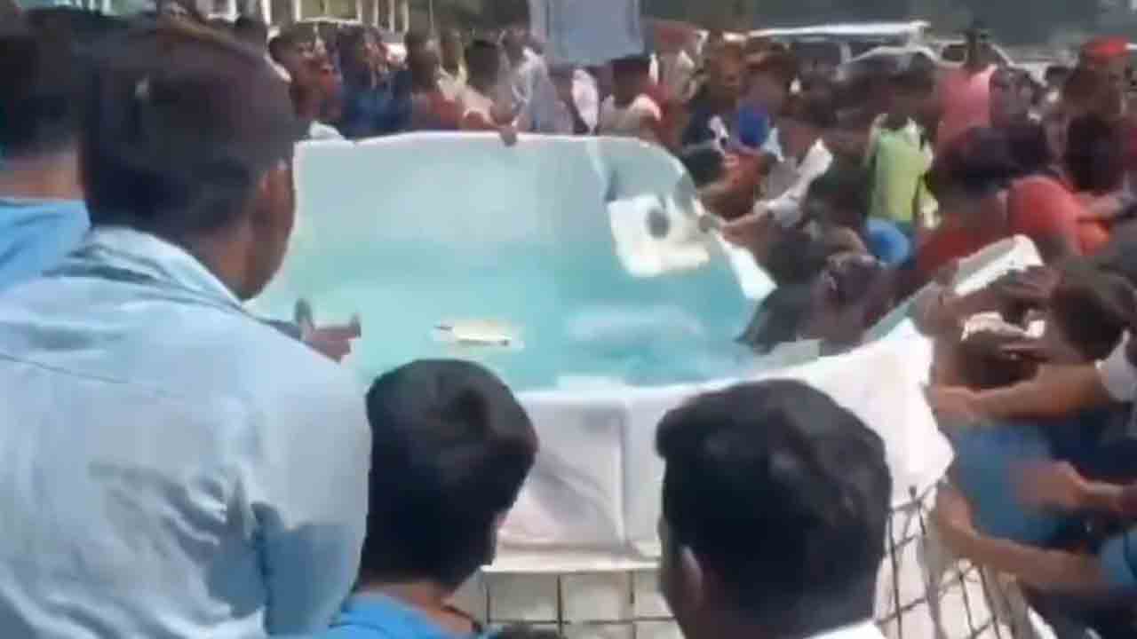Fish Looted | బీహార్ సీఎం నితీశ్ పర్యటనలో గందరగోళం.. ఎగ్జిబిషన్లో ఏర్పాటు చేసిన చేపలను లూటీ చేసిన స్థానికులు
