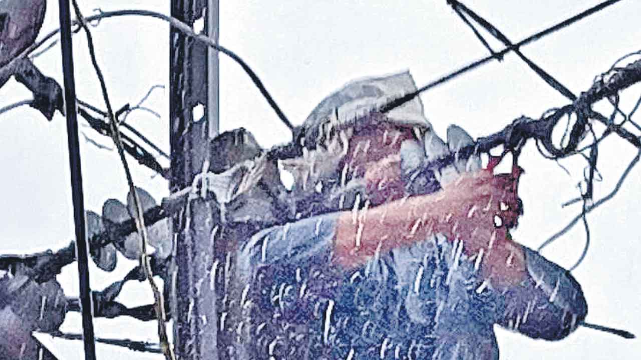 విద్యుత్తు సంస్థలకు తీవ్ర నష్టం