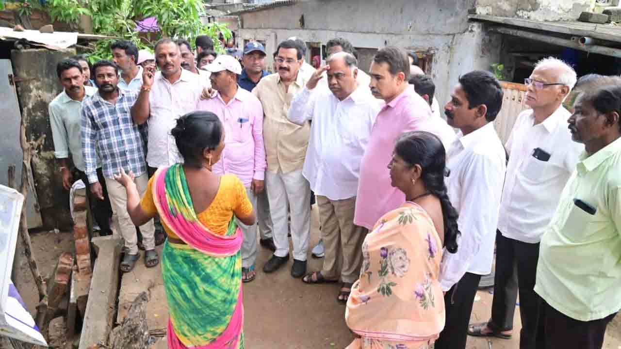 వరద బాధితులకు అండగా నిలవాలి