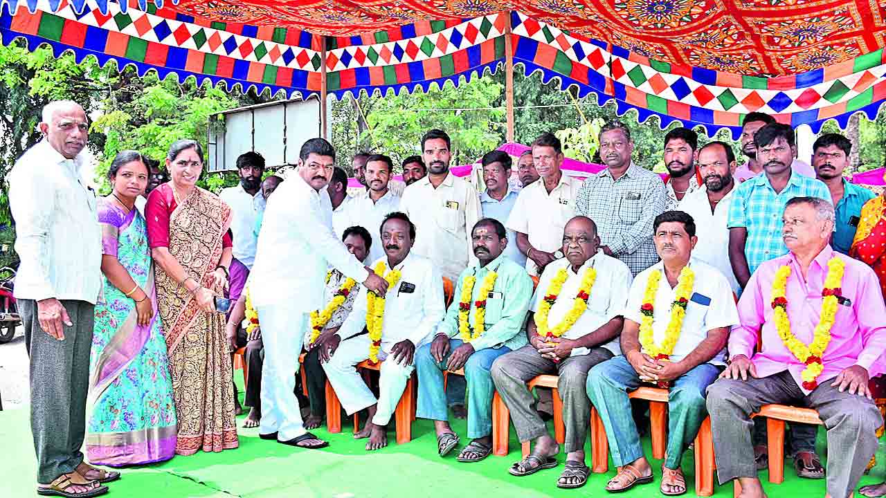 అభివృద్ధి పనుల్లో  మేయర్‌ది  పక్షపాత వైఖరి