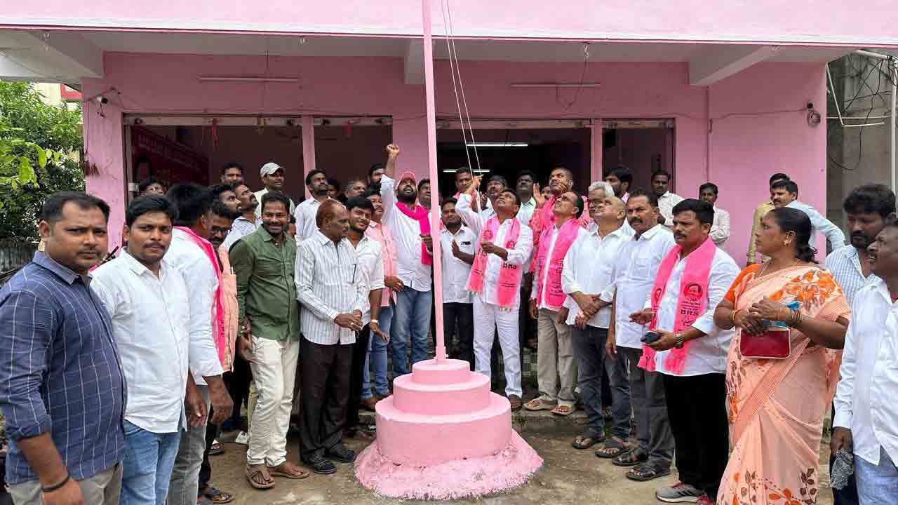 ప్రజాక్షేత్రంలో ఉండి పనిచేయాలి