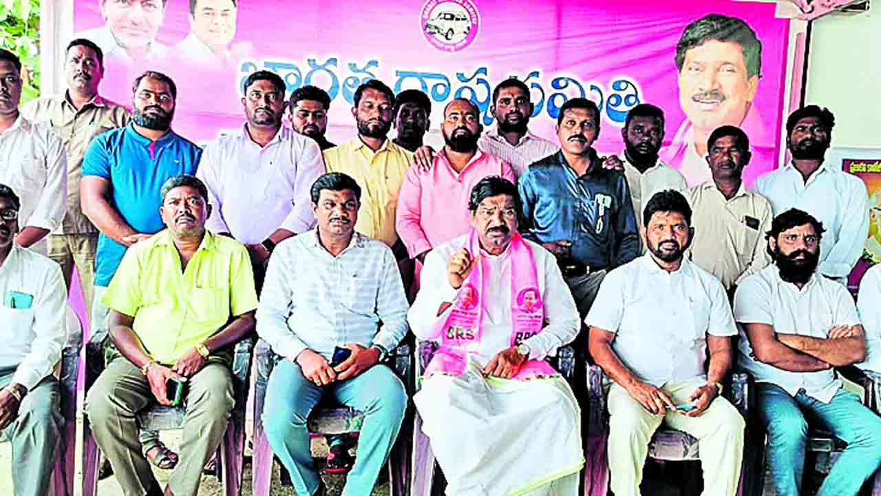 కడియం రాజీనామా చేయాలి