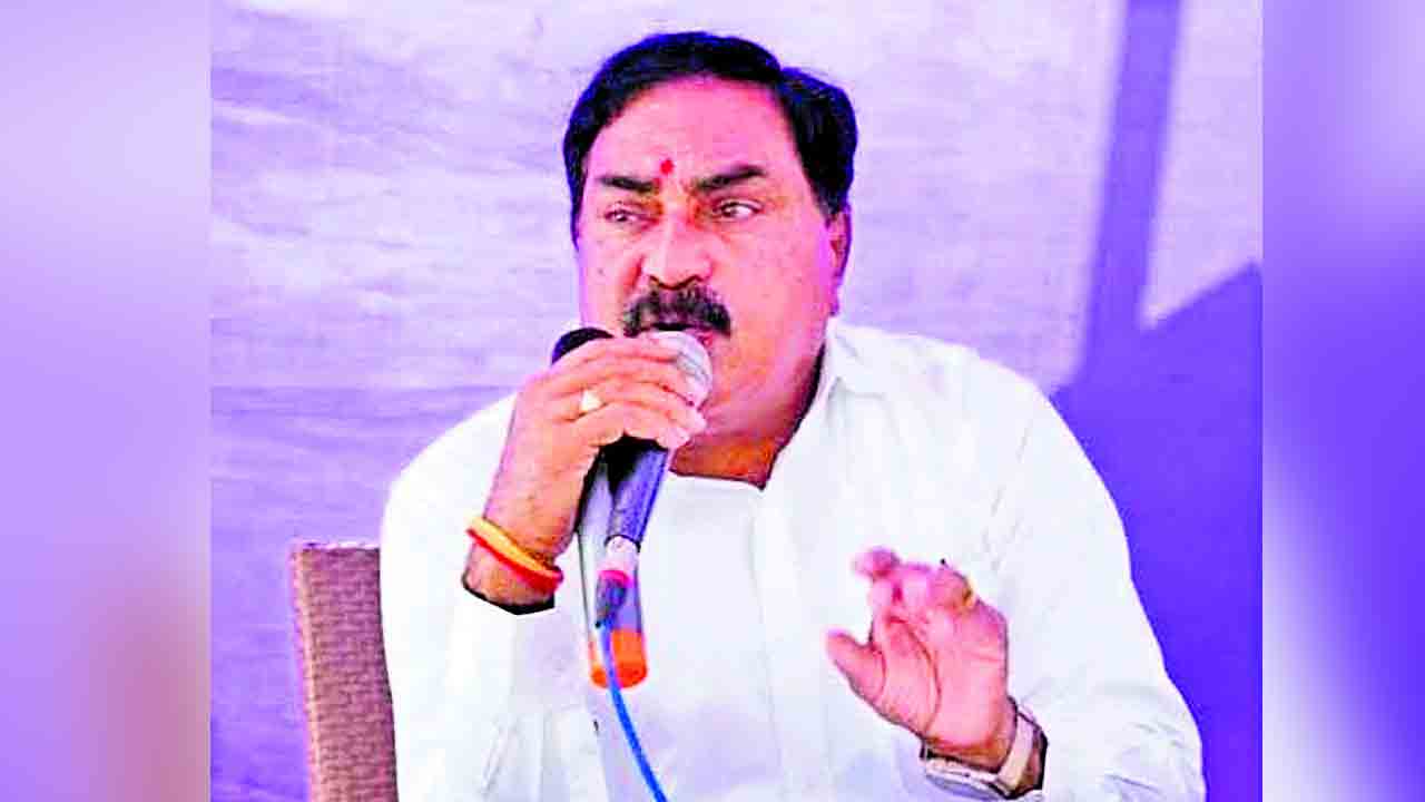 తెలంగాణలో ఫ్యాక్షనిజానికి తెరలేపారు