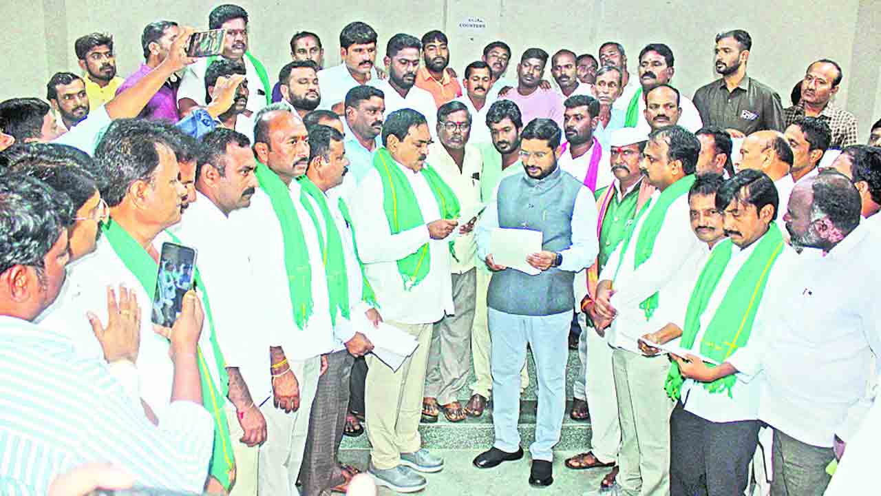 సర్కారు మెడలు వంచుతాం