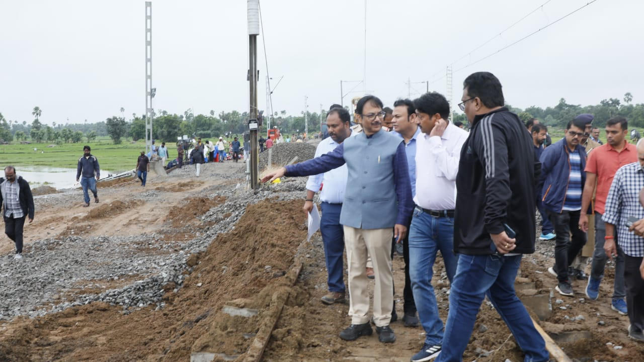 GM Arunkumar | త్వరితగతిన ట్రాక్‌ను సిద్ధం చేయాలి.. కేసముద్రం సెక్షన్‌ పనులను పరిశీలించిన జీఎం అరుణ్‌కుమార్‌ జైన్‌