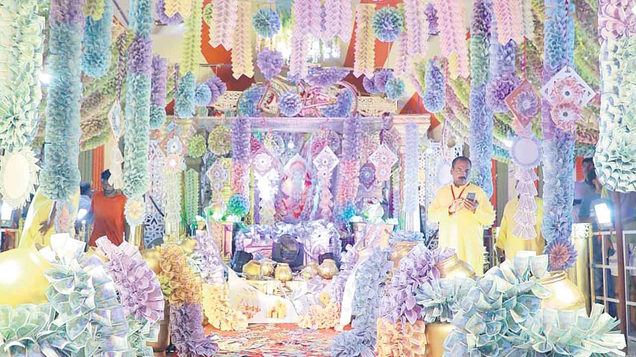 35.60 లక్షలతో అలంకరణ