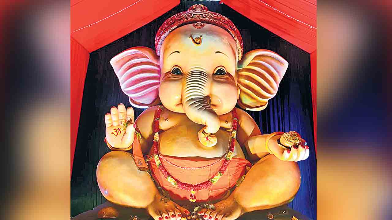 కొలువుదీరిన గణనాధుడు