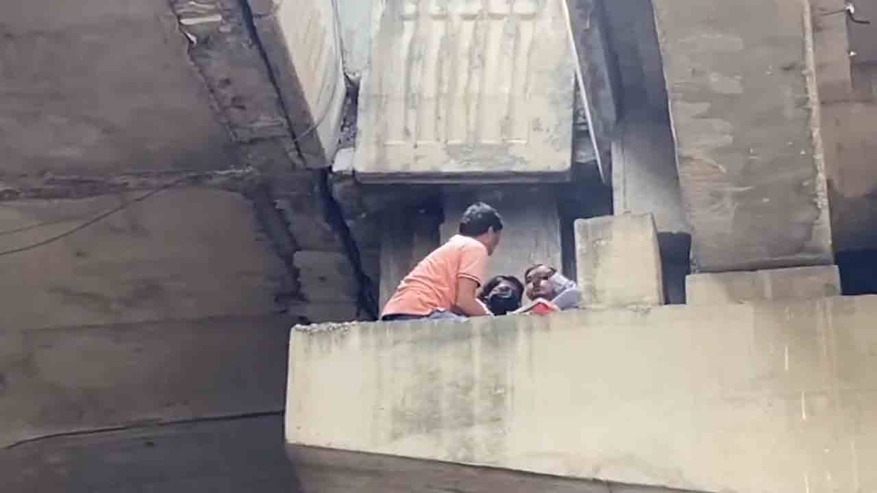 Watch: స్కూటర్‌ను ఢీకొట్టిన కారు.. వంతెన పైనుంచి ఎగిరి పిల్లర్‌పై పడిన మహిళ