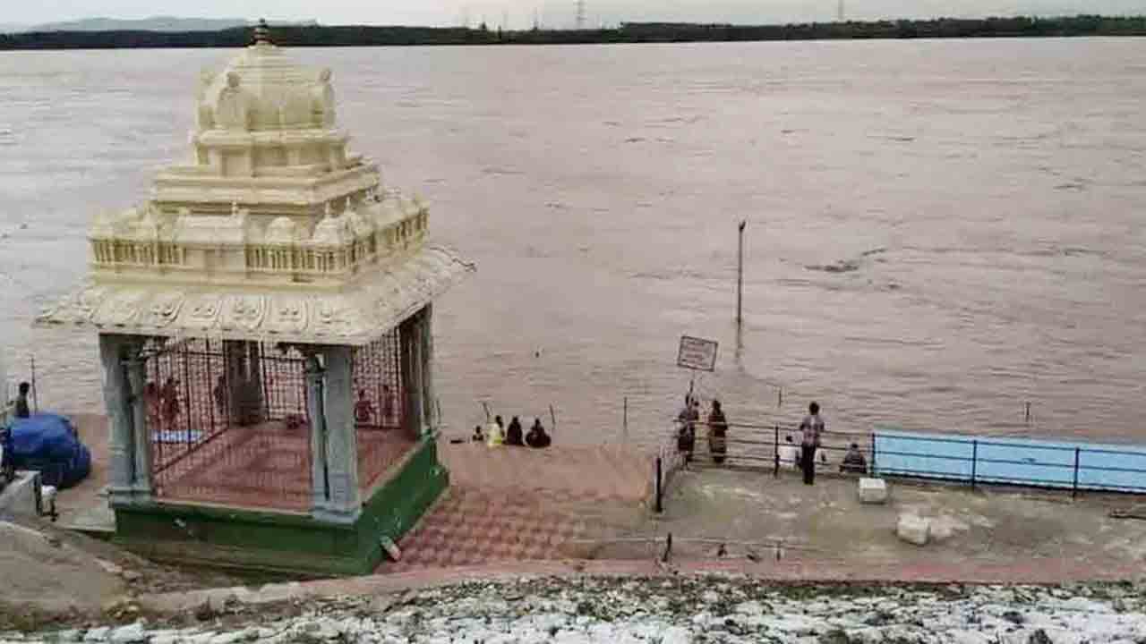 Godavari | భద్రాచలం వద్ద గోదావరికి కొనసాగుతున్న వరద ఉద్ధృతి