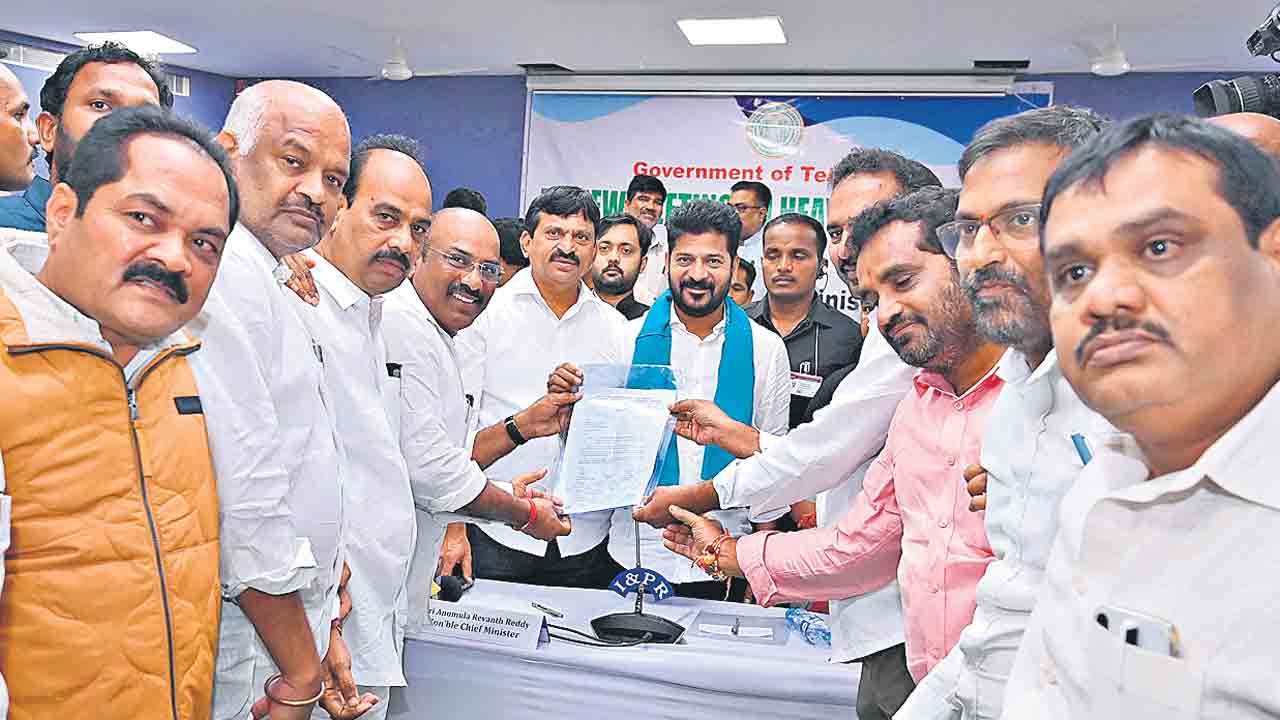 వరద బాధితులకు ఉద్యోగుల సాయం