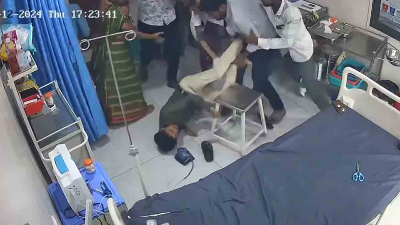 Gujarat | షూ వదలమన్నందుకు.. వైద్యుడిపై రోగి బంధువు దాడి