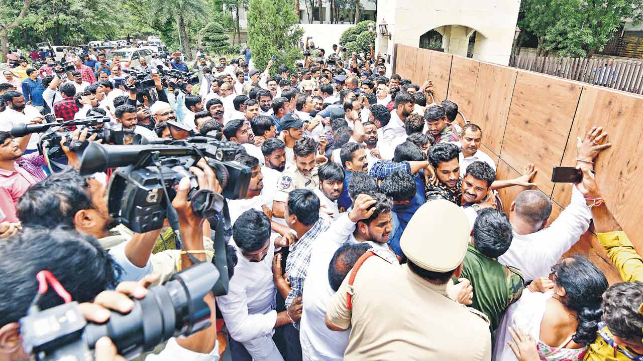 Congress | కాంగ్రెస్‌ గూండారాజ్‌.. కౌశిక్‌రెడ్డి ఇంటిపై మూక దాడి