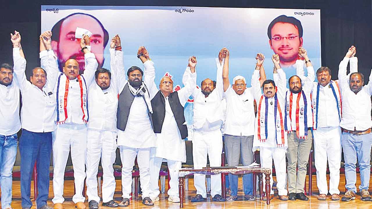 తక్షణమే ఉపకార వేతనాలు పెంచాలి