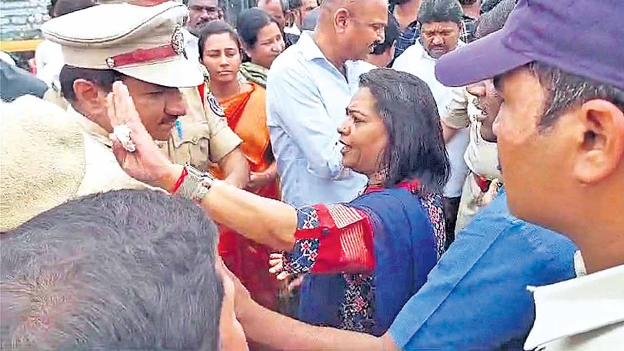 Mayor Vijayalakshmi | మేయర్‌ పర్యటన రచ్చ.. రచ్చ