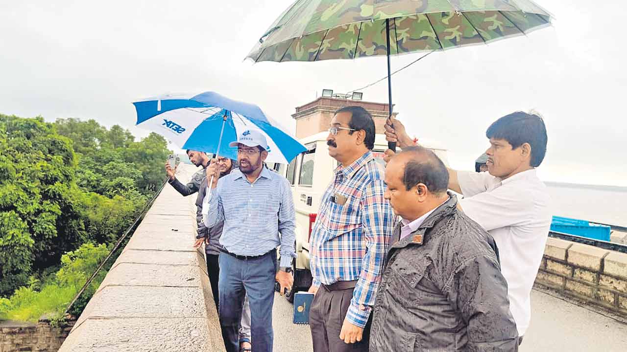 GHMC | మ్యాన్‌హోల్‌ మూతలు తెరవొద్దు.. చుక్క నీరు నిల్వద్దు