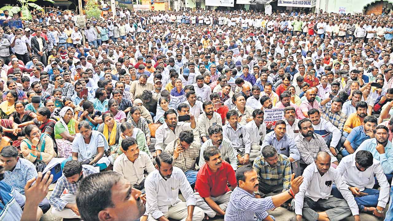 Artisans | మాకు న్యాయం చేయండి.. ఆర్టిజన్ల నినాదాలతో దద్దరిల్లిన మింట్‌ కాంపౌండ్‌