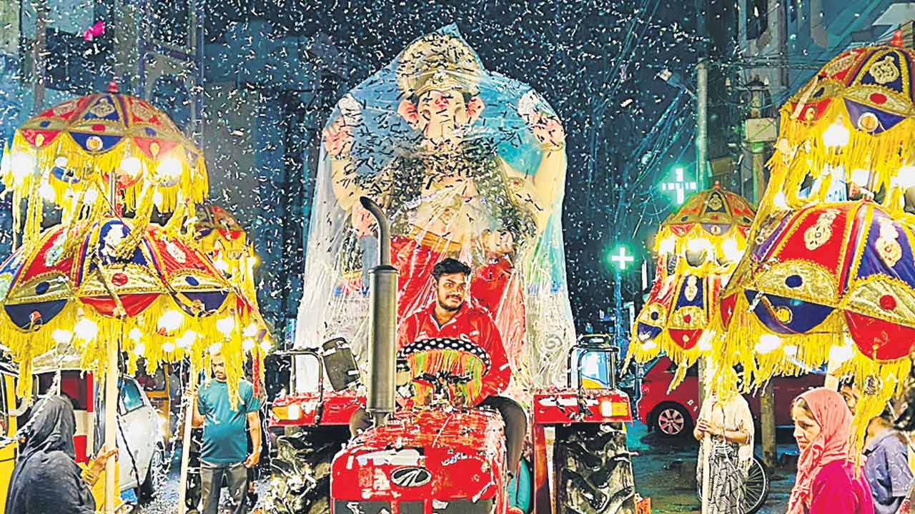 అగమనం.. హంగామా