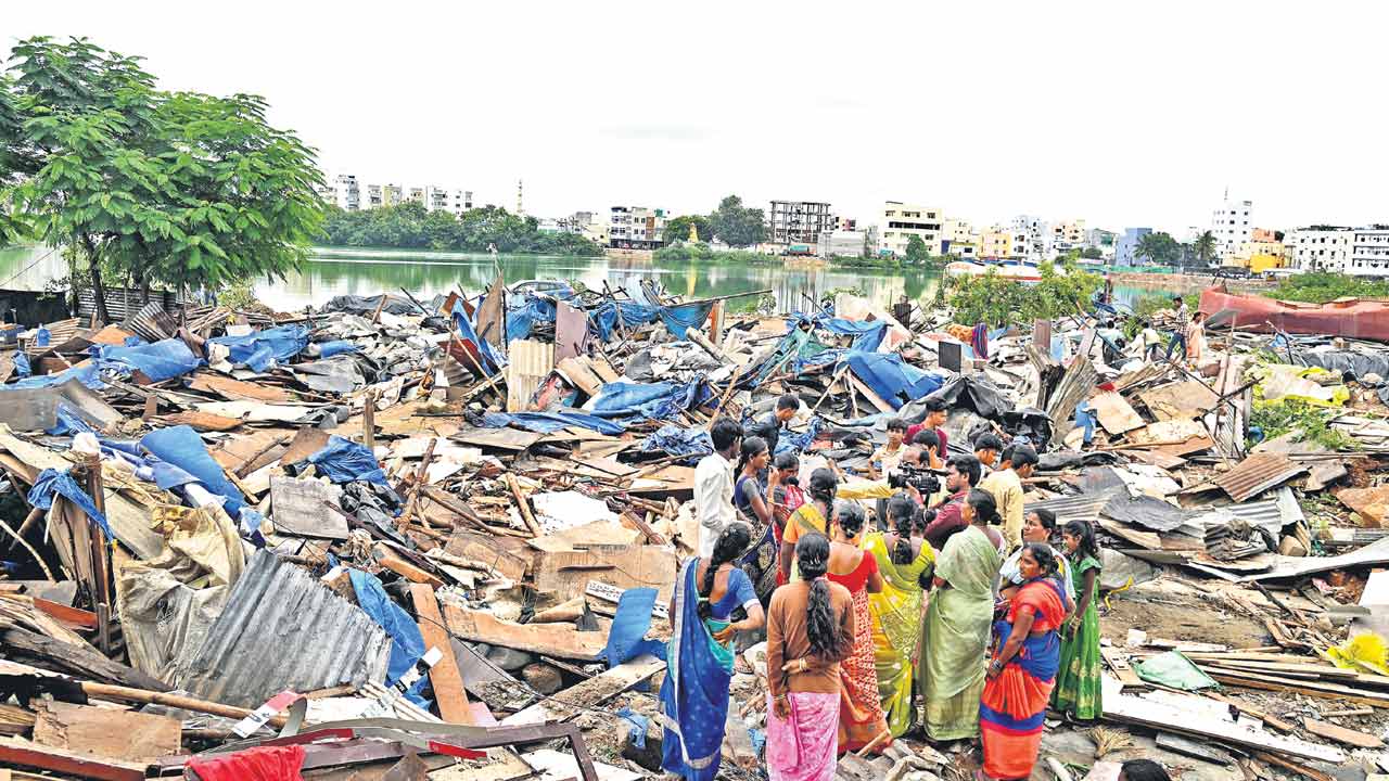 HYDRAA | గూడు చెదిరే గుండె పగిలే.. హైడ్రా కూల్చివేతలతో చెల్లాచెదురైన పేదల బతుకులు
