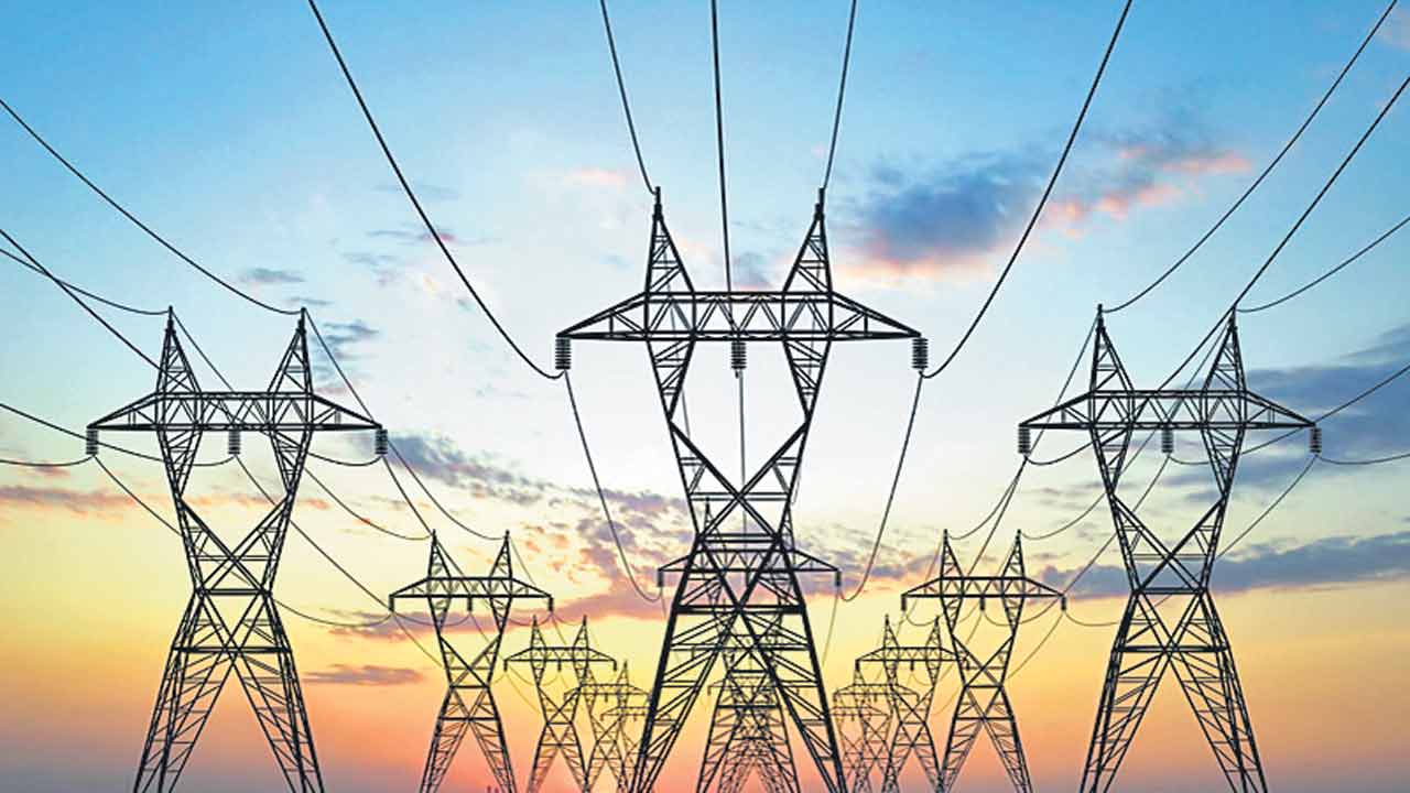 విద్యుత్‌ అధికారులపై క్రమ శిక్షణా చర్యలు