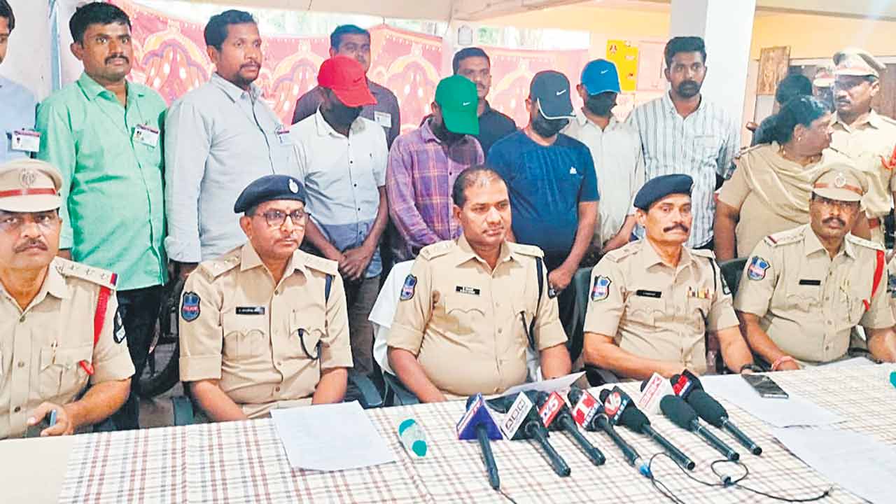 వాహనాల దొంగల అరెస్టు