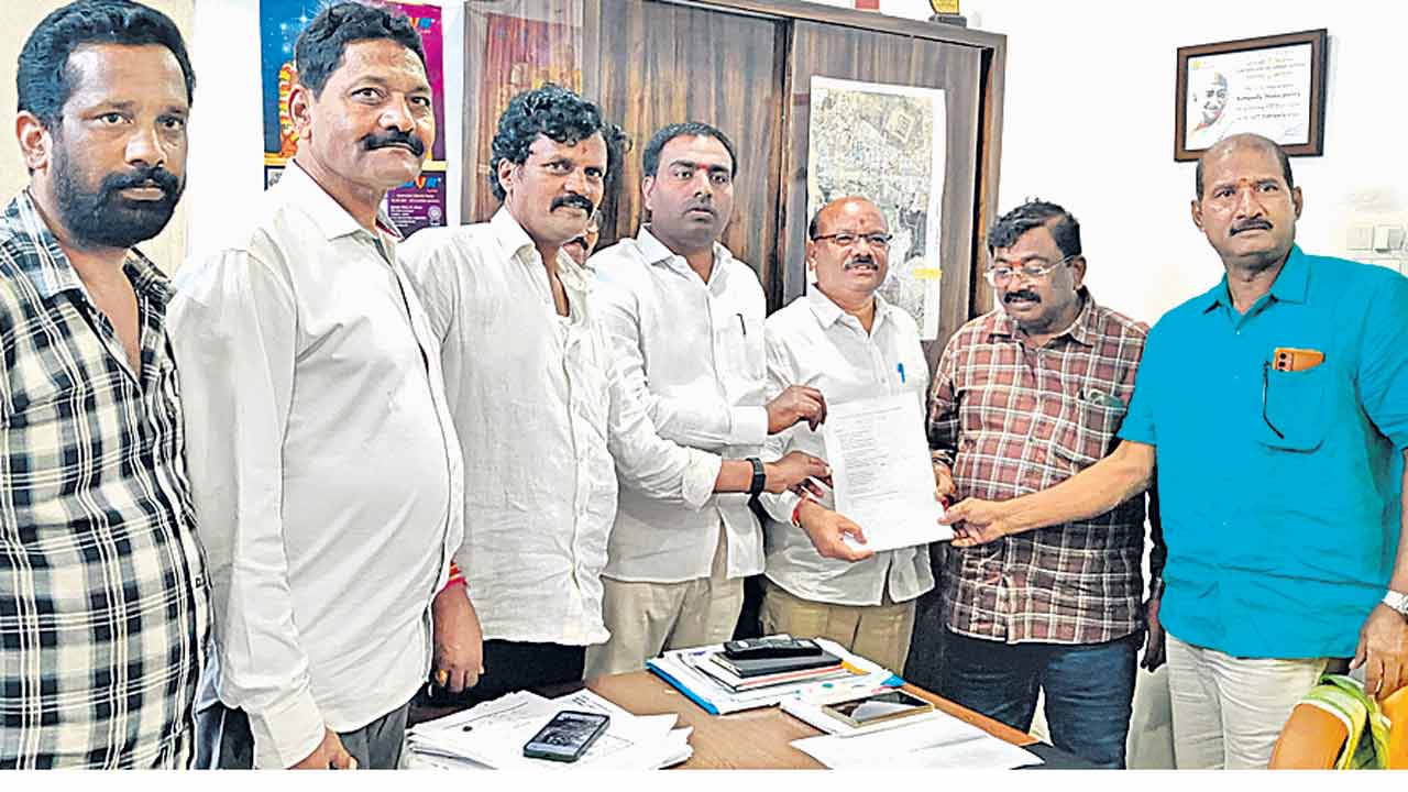 రోడ్డు స్థలం మాయం.. ప్లాట్‌గా చేసి విక్రయం!