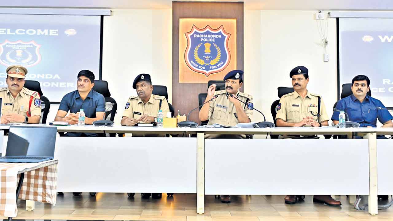 ప్రభుత్వ ఉద్యోగాలంటూ మోసాలు