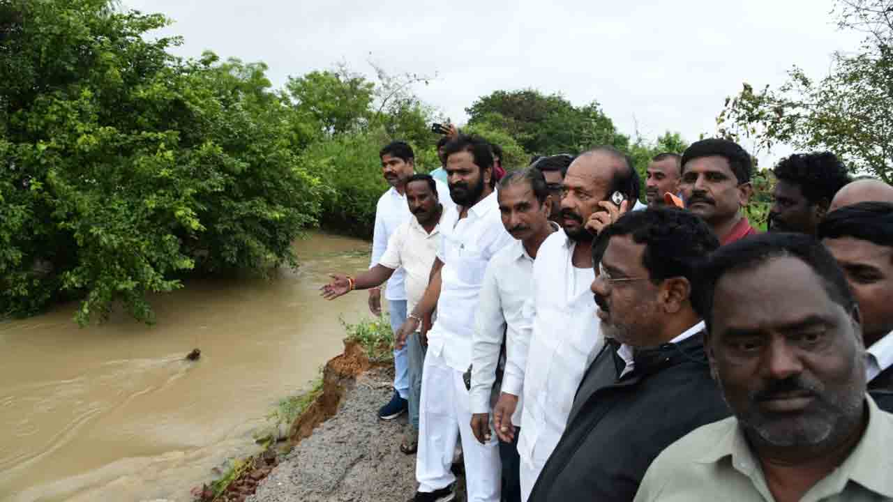 రోడ్డు మరమ్మతులు చేపట్టాలి