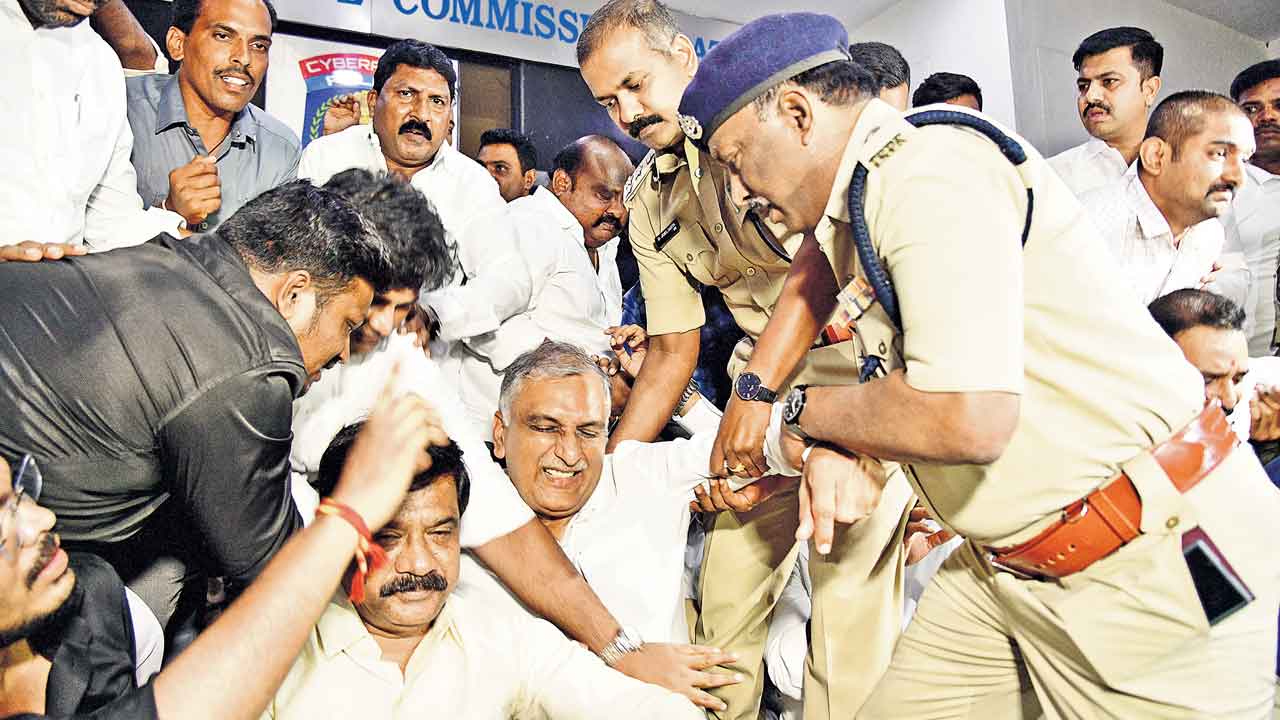 Harish Rao | హరీశ్రావు భుజానికి తీవ్రగాయం.. కర్కశంగా ఈడ్చిపడేసిన పోలీసులు!