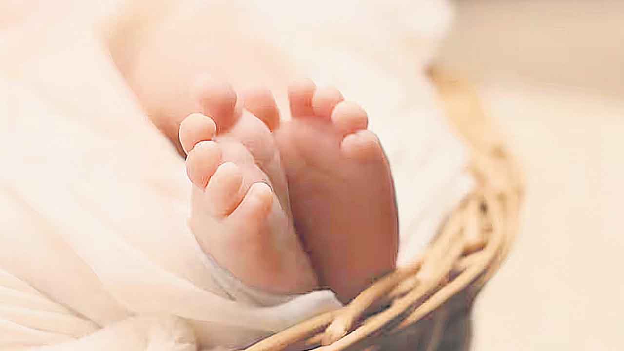 Fight Over Naming Baby | బిడ్డకు పేరు విషయంలో భార్యాభర్తల మధ్య గొడవ.. విడాకుల వరకు   వెళ్లగా జోక్యం చేసుకున్న కోర్టు
