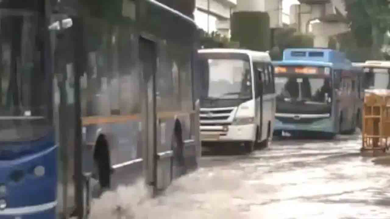 Heavy Rain | ఢిల్లీని ముంచెత్తిన వర్షం.. ట్రాఫిక్‌ జామ్‌