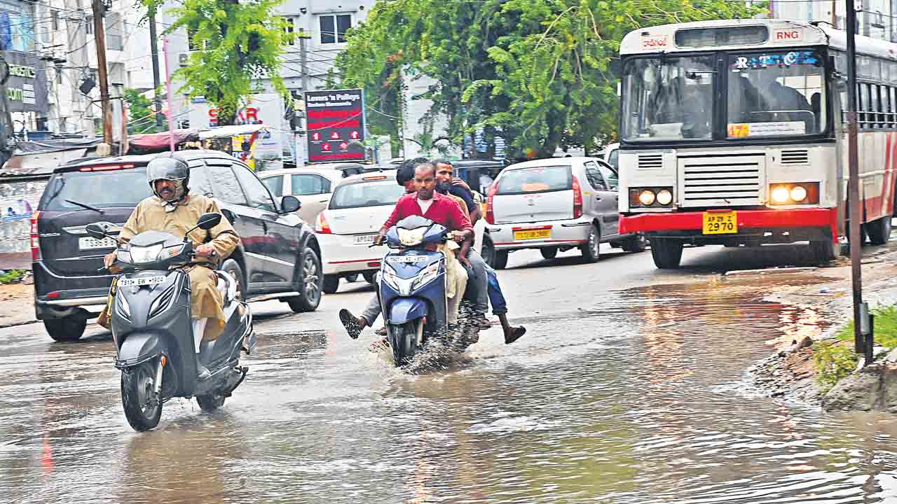 Rain Update | గ్రేటర్‌కు వాయు‘గండం’.. ఎడతెరిపి లేకుండా కురుస్తున్న వాన