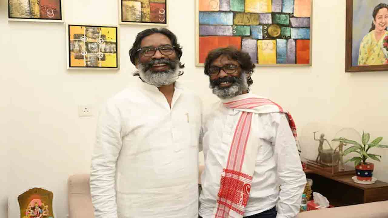Hemant Soren | ఈ ఫొటోలో జార్ఖండ్‌ సీఎం ఎవరు?.. అచ్చం తనలాగే ఉన్న వ్యక్తితో హేమంత్ సోరెన్