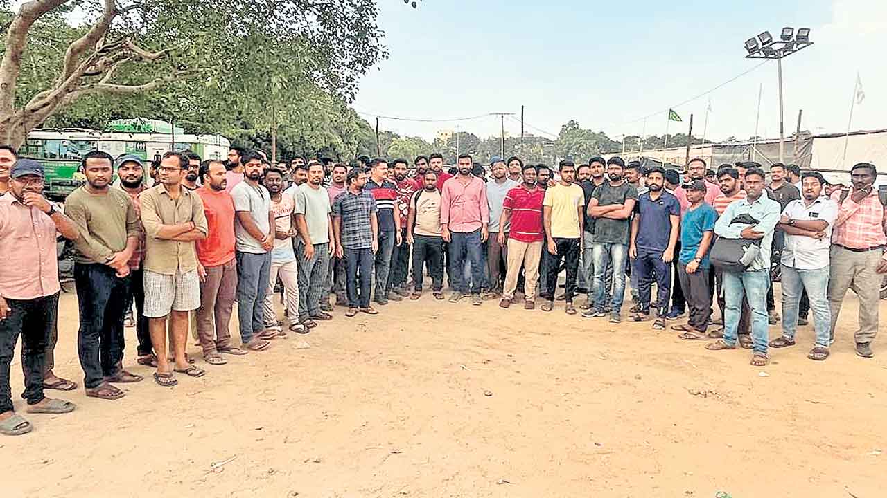 Group-1 Mains | హైకోర్టులో పెండింగ్‌లో కేసులు.. గ్రూప్‌ 1 మెయిన్స్‌ పరీక్షలు ఆపండి!