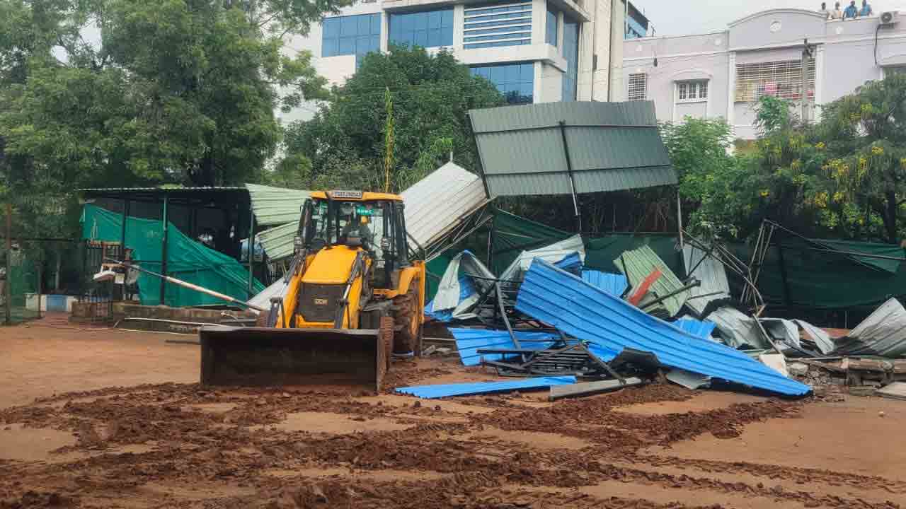 HYDRAA | కావూరి హిల్స్‌లో హైడ్రా.. పార్క్‌ స్థలంలో అక్రమ నిర్మాణాల కూల్చివేత