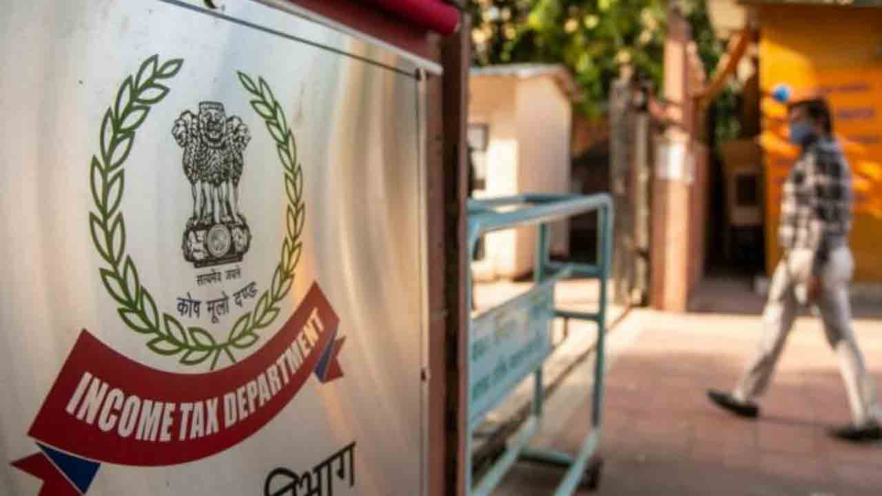 IT Raids | హైదరాబాద్లో ఐటీ దాడులు.. ఓ న్యూస్ చానల్ అధినేత ఇంట్లో సోదాలు