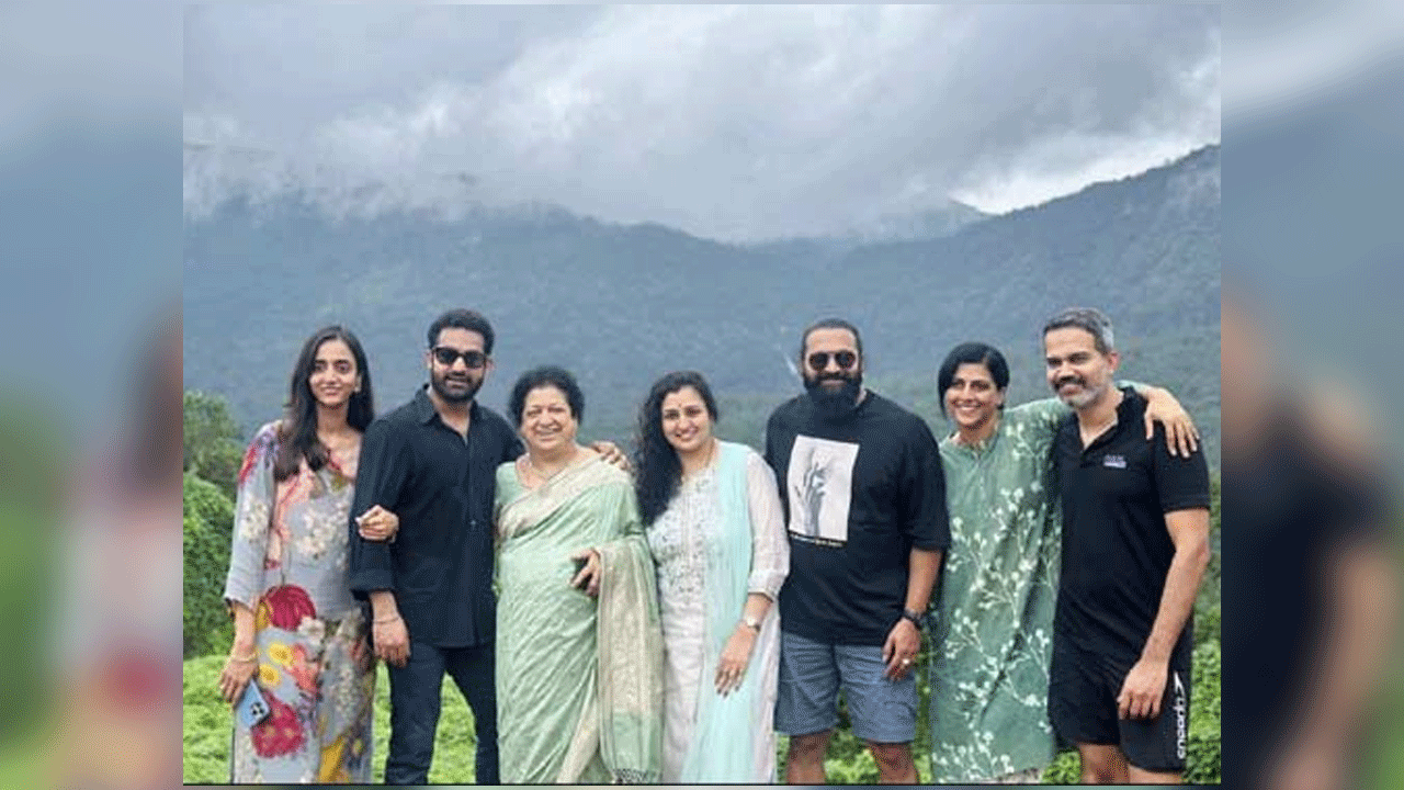 Jr NTR | ఒకే ఫ్రేమ్‌లో రిషబ్ శెట్టి, ప్రశాంత్‌ నీల్‌, తారక్‌ ఫ్యామిలీ‌.. ఇంతకీ లొకేషన్‌ ఎక్కడో..!